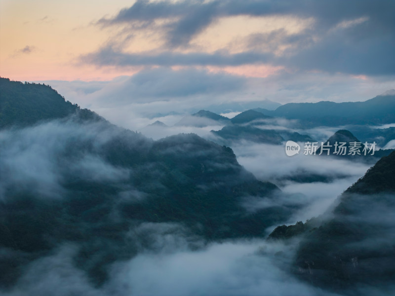 云雾缭绕山峦层叠的楠溪江风景区