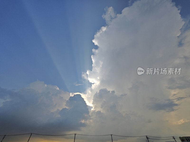 天空中云层厚重阳光透过云层的景象