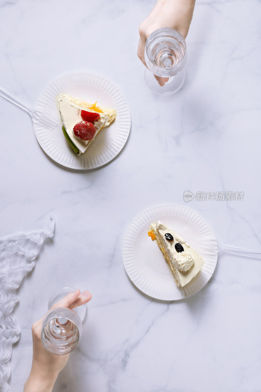 白色桌面碟子中的甜品蛋糕