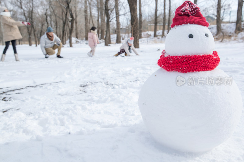 雪地里的一家人和雪人