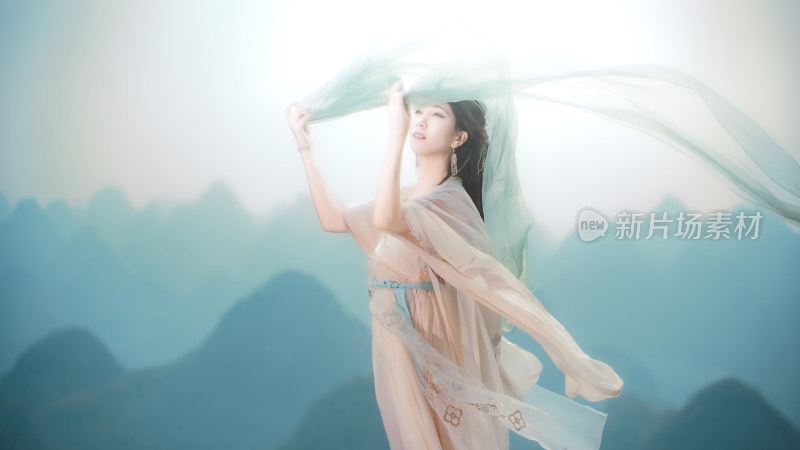 古风女子持纱巾于山水间