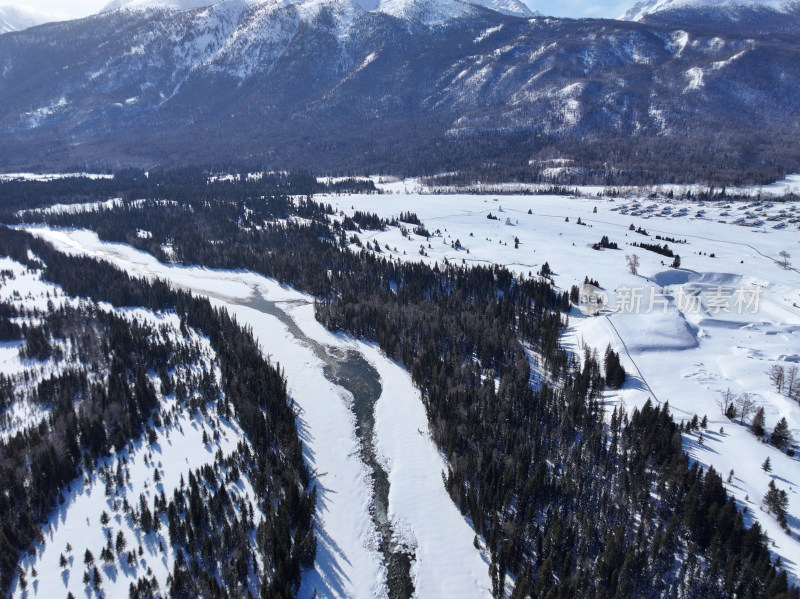 新疆阿勒泰喀纳斯雪景神仙湾晨雾雪山森林