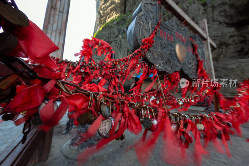 张家界天门洞上的红色连心锁