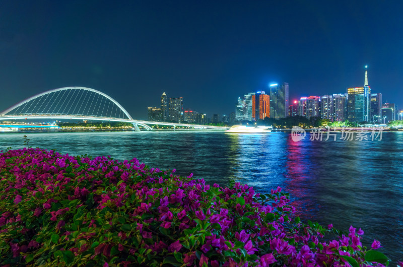 广州珠江海心桥与城市高楼繁华夜景灯光