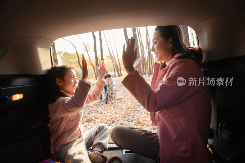 幸福母女在车中游戏，快乐父子学习骑自行车