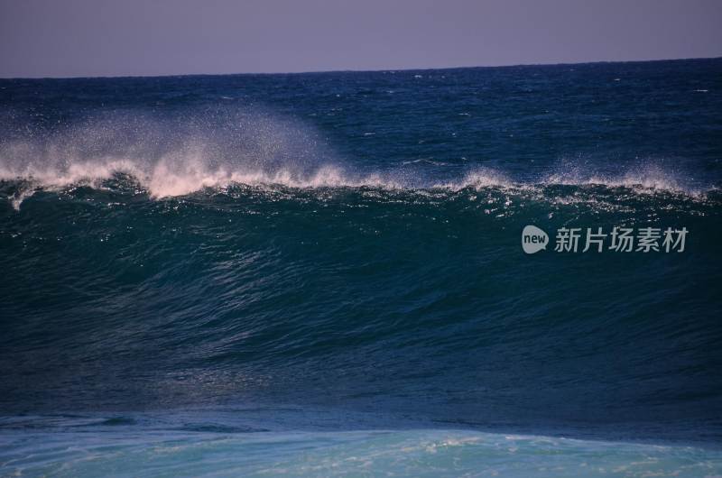 海浪大海冲击力的画面