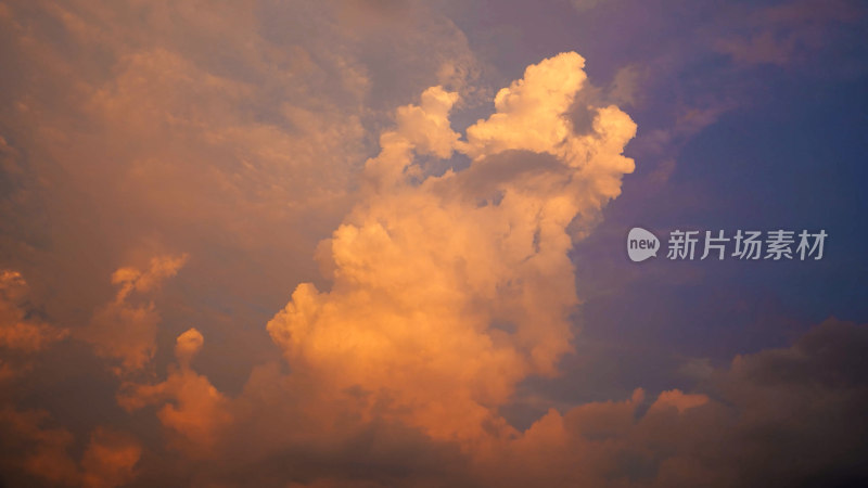 天空夕阳晚霞阳光照射云层耶稣光丁达尔效应