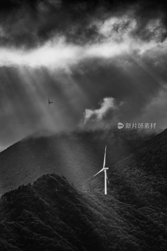 山间风力发电机与乌云景观