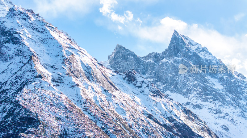 四川阿坝理县毕棚沟的雪山雪景