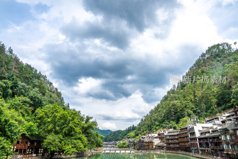 凤凰古城河畔苗族建筑与青山