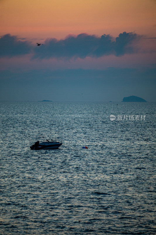 山东烟台东山栈桥海上日出前的朝霞景观