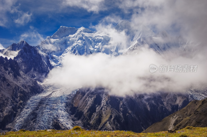 云雾中雪山冰川自然风景