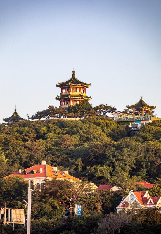 青岛小鱼山第一海水浴场汇红瓦绿树碧海蓝天