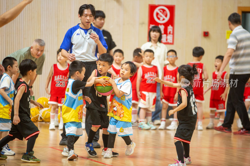 幼儿体育大会中的篮球对战