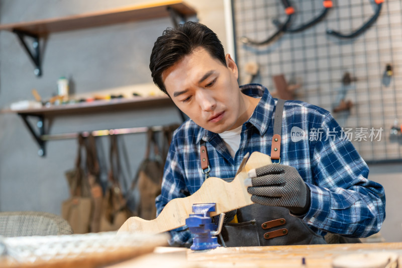 年轻的男人做木工