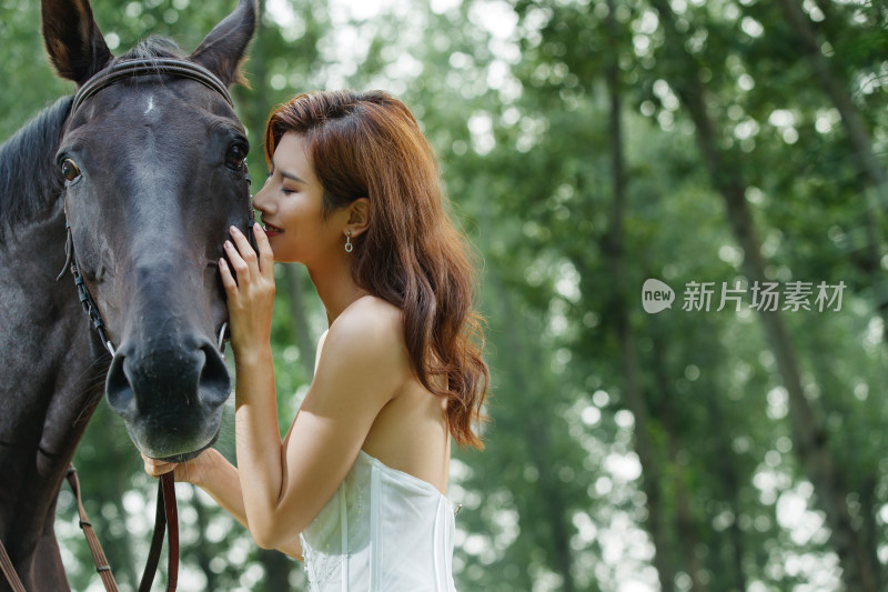 漂亮自信的青年女人和马