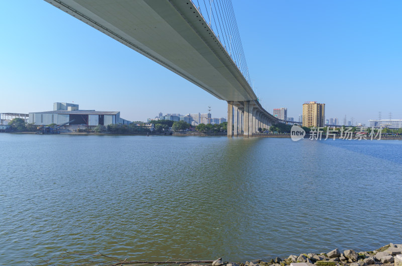 广州番禺东沙桥与珠江岸现代高楼建筑