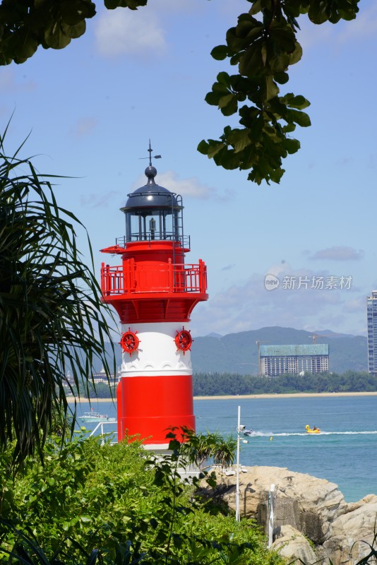 海边红白相间灯塔风景