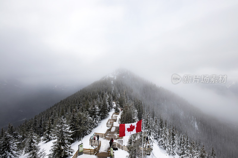 雪山观景台及加拿大国旗景观