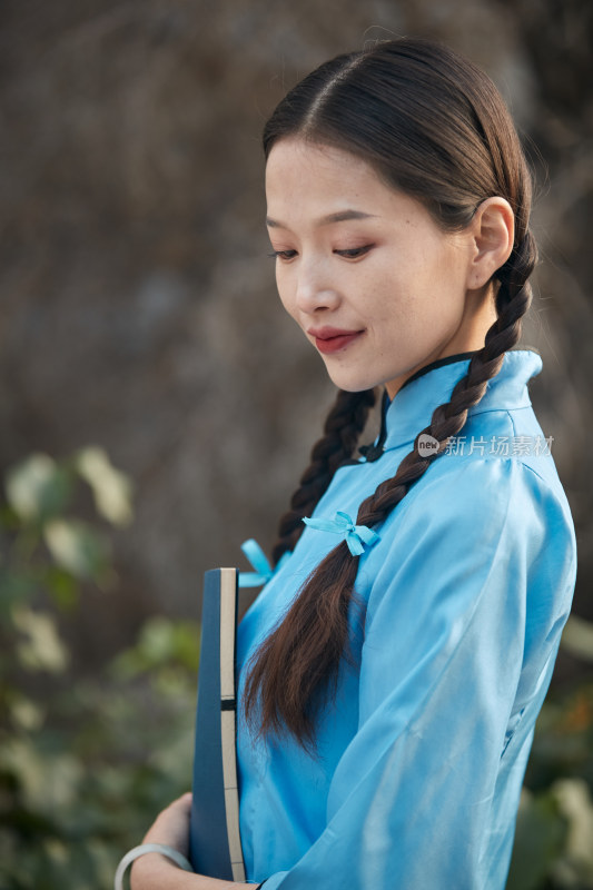 在古城身穿民国学生服饰的女大学生