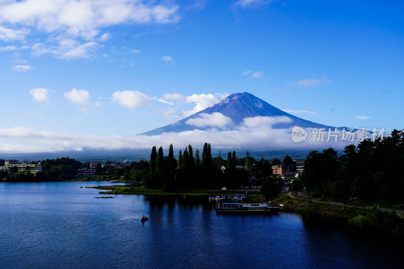 日本山梨县富士山河口湖夏天宁静的湖光山色