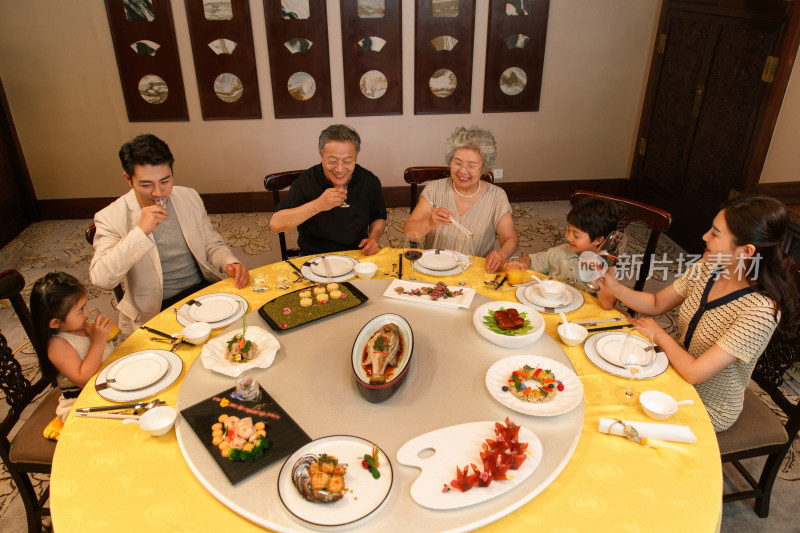 幸福家庭在餐厅用餐