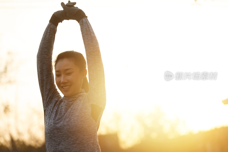 青年女人户外健身