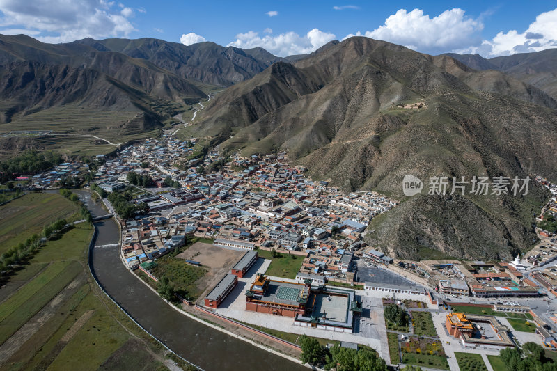 甘肃甘南拉卜楞寺高原藏地古城全景航拍