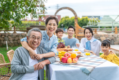 全家人在野餐