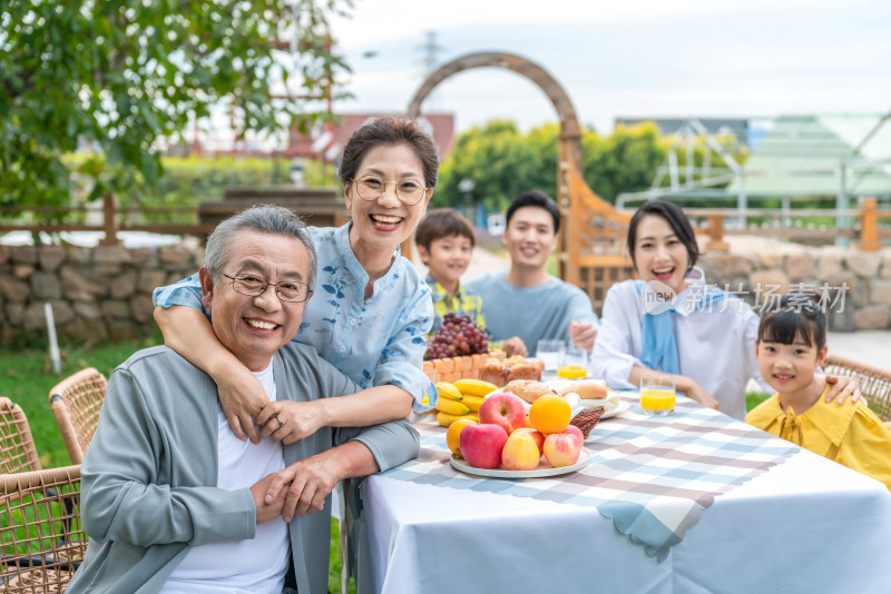 全家人在野餐