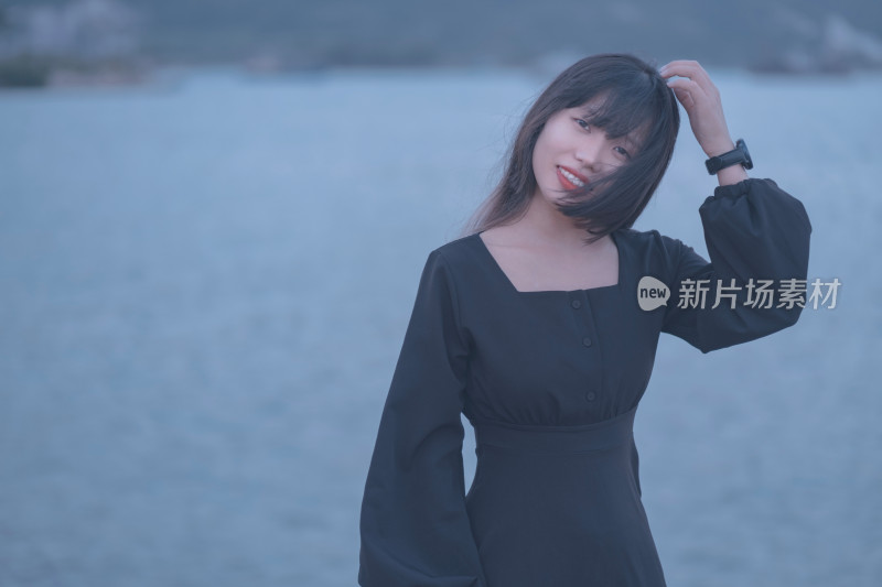 站在海边的美丽女人肖像