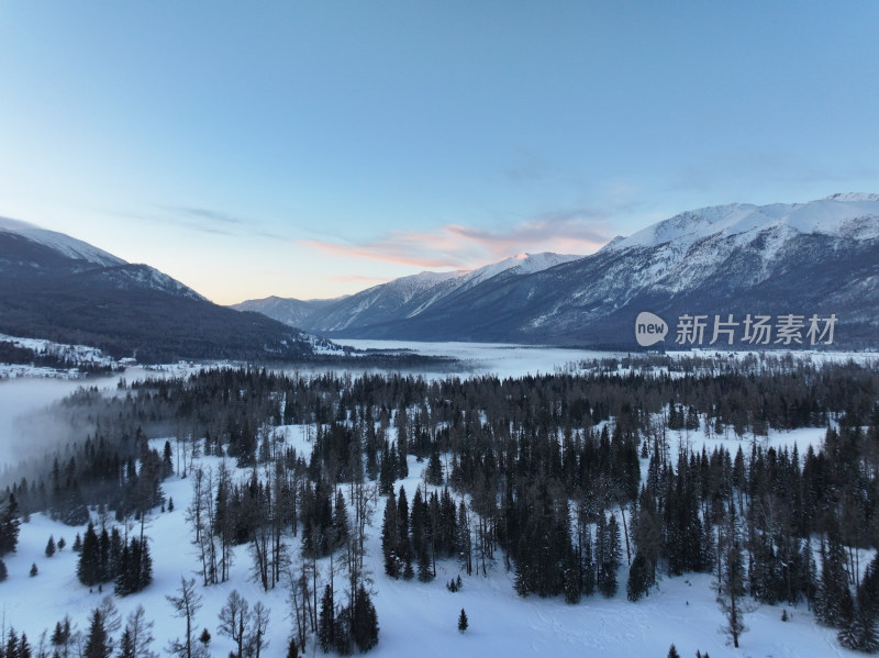 新疆阿勒泰喀纳斯雪景神仙湾晨雾雪山森林