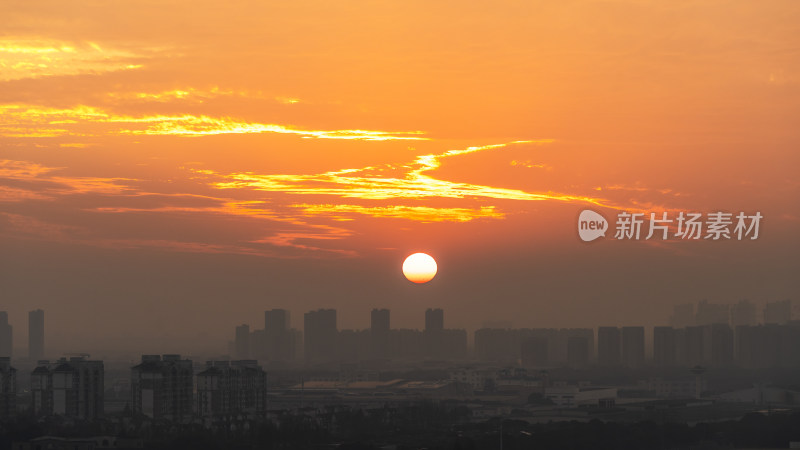 城市日出时分太阳与建筑交相辉映