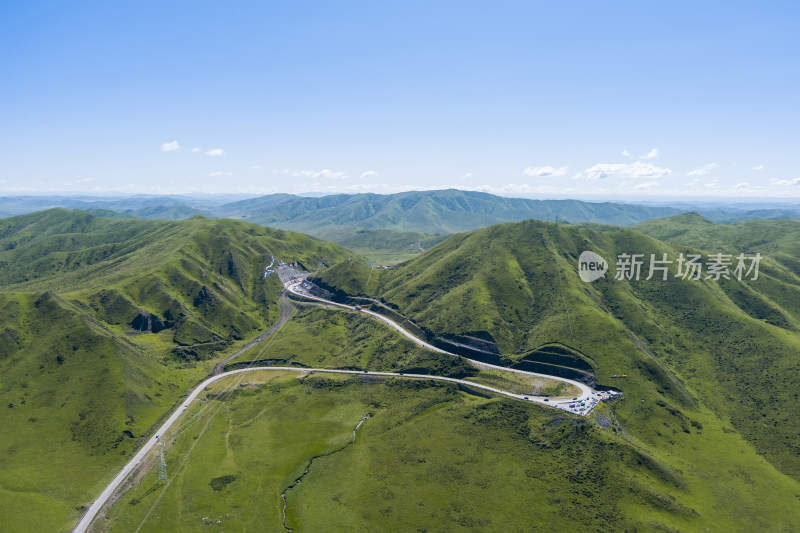 广袤无垠的若尔盖大草原中的国道公路