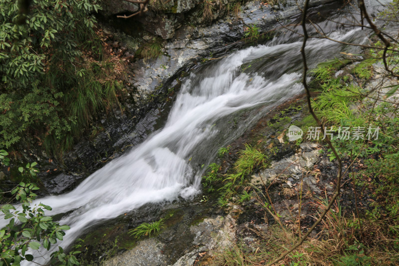 瀑布 山林 溪流