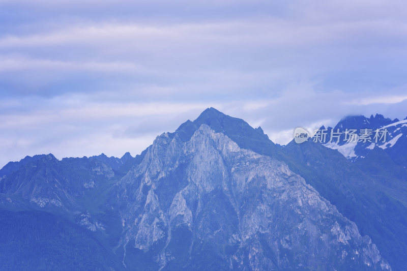 云南迪庆州德钦县的高原山川