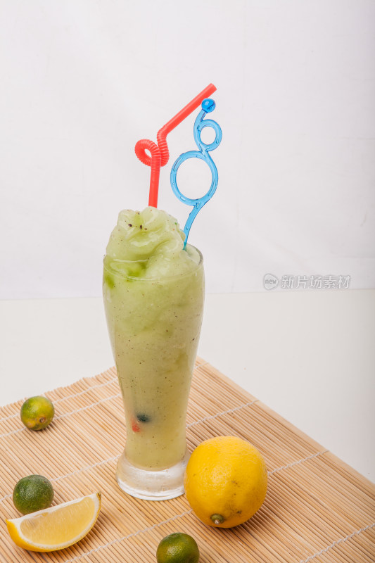 绿色冰饮搭配柠檬青柠