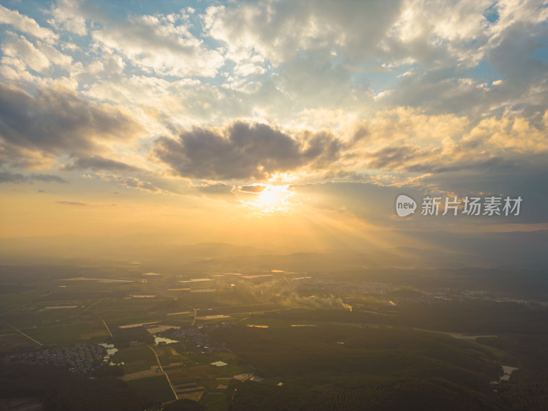 航拍日落夕阳农田村寨