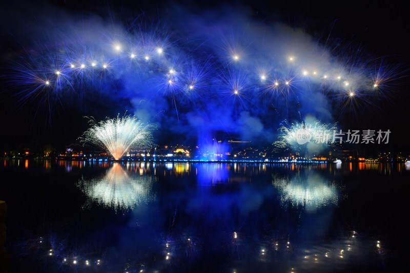 长沙浏阳烟花湖面夜景烟花绽放倒影