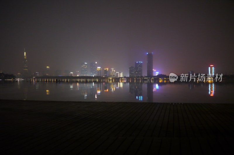 南京玄武湖畔夜景