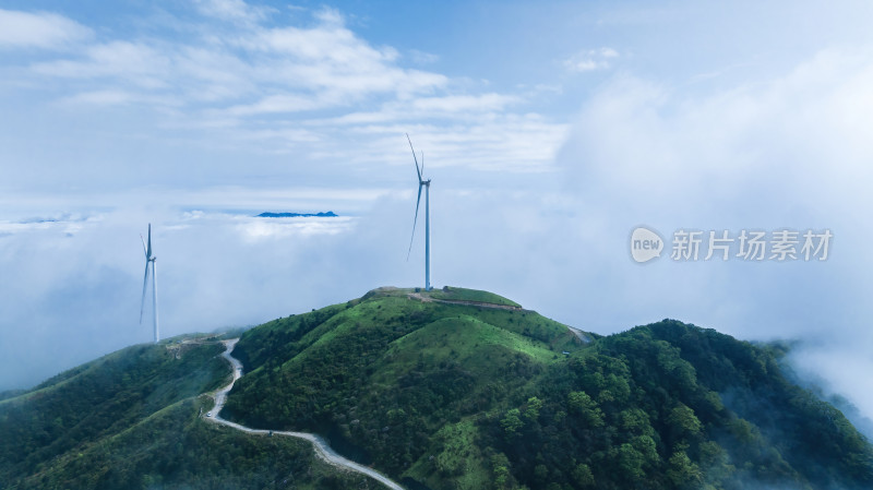 阳光下桂林高山上的云雾缭绕和风力发电风车