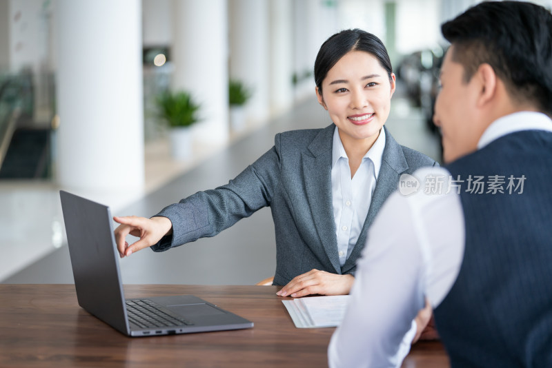 年轻女销售接待客户