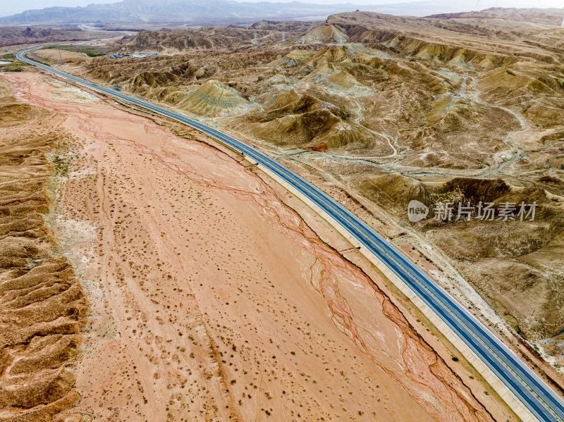 甘肃张掖，红土丹霞地带的公路航拍