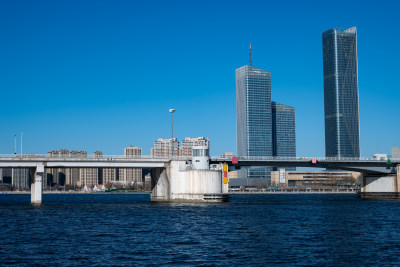 水上桥梁与高楼林立的城市建筑景观