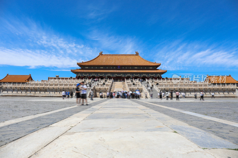 蓝天白云下巍峨的故宫太和殿中式古建筑