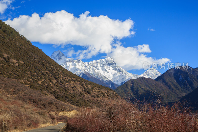 西藏林芝冬季南迦巴瓦峰蓝天白云下的雪山