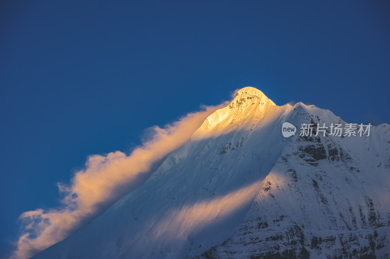 雪山日照金山