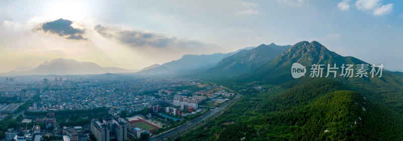 航拍视角下的登封市与少室山全景