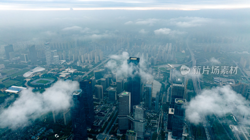 云雾中城市建筑航拍全景