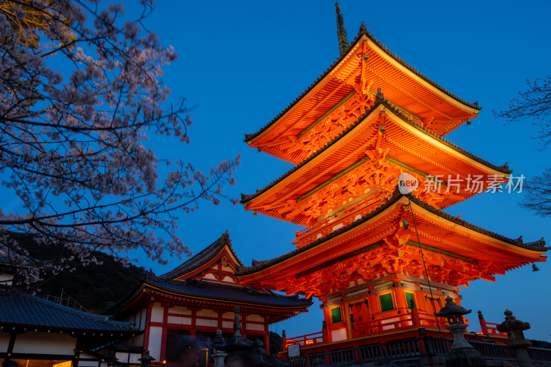 日本京都夜幕下亮灯的古建筑塔